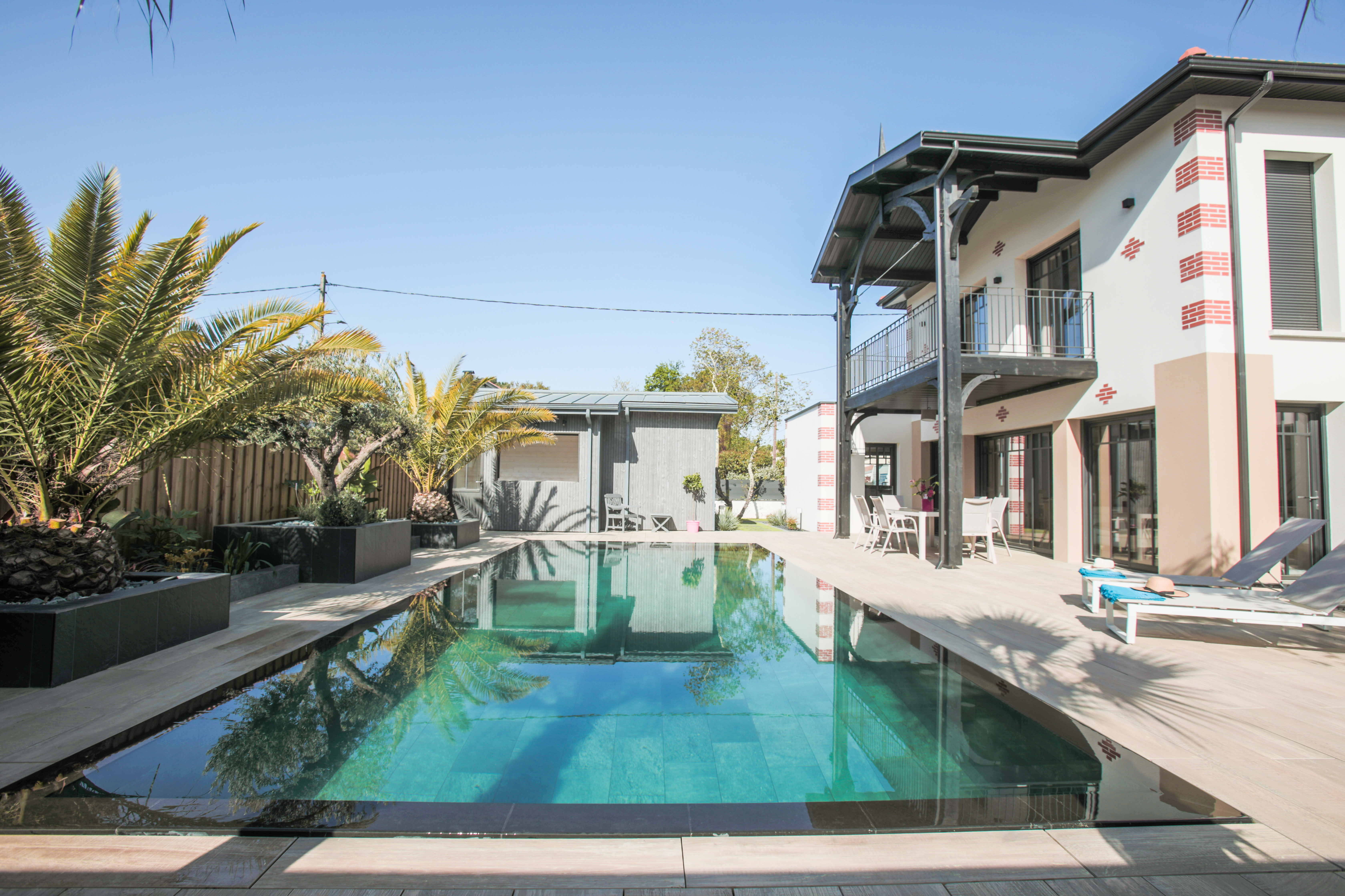 Piscine haut de gamme avec paroi en verre
