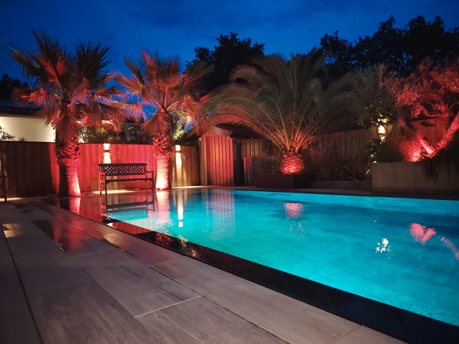 Piscine paroi verre nuit