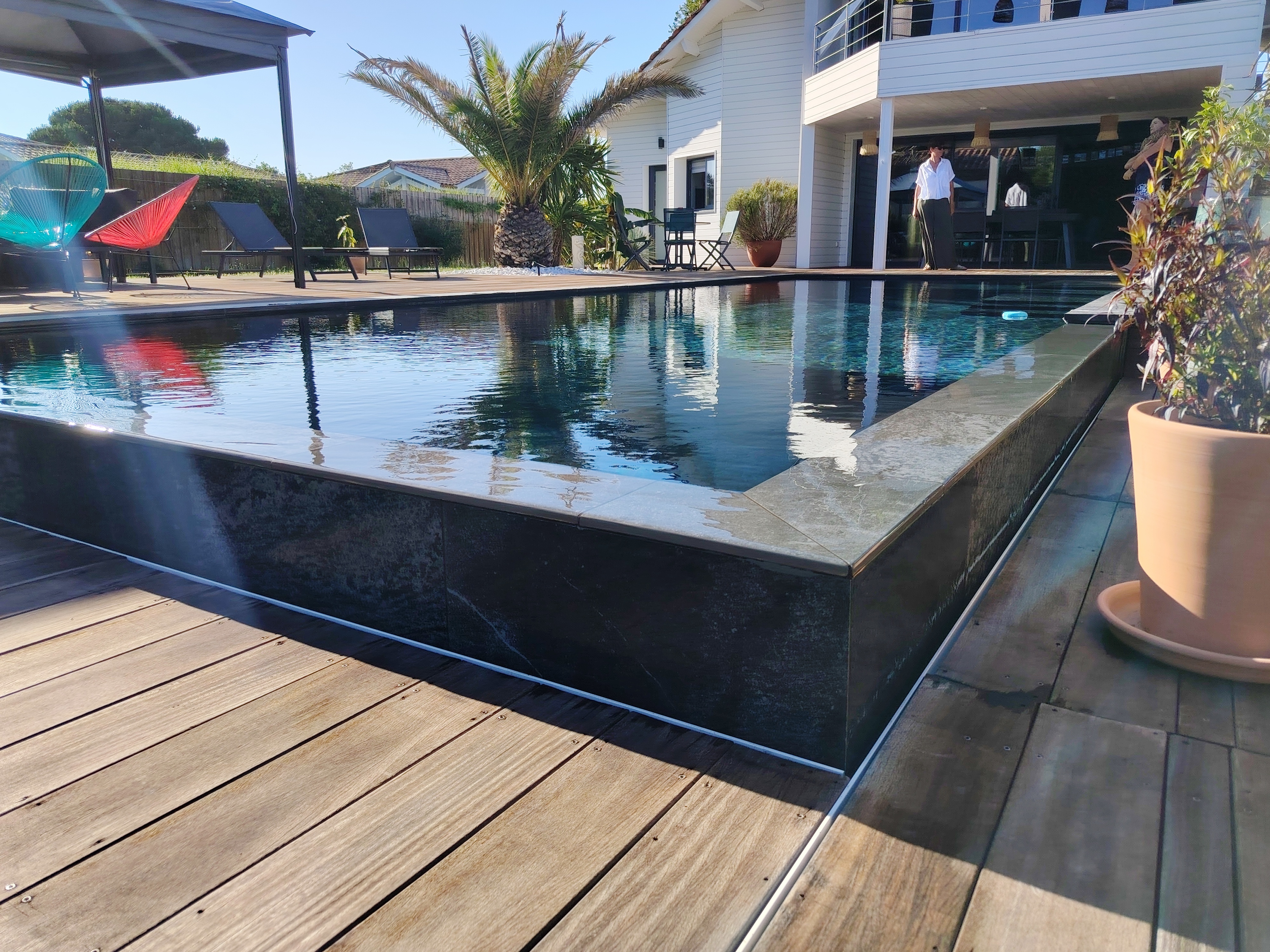 Piscine membrane noire terrasse bois